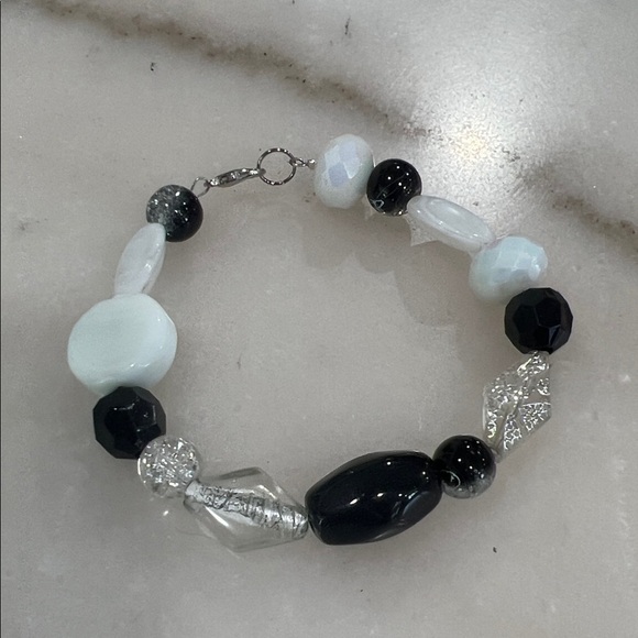 Chic Monochrome Beaded Bracelet - Picture 3 of 7